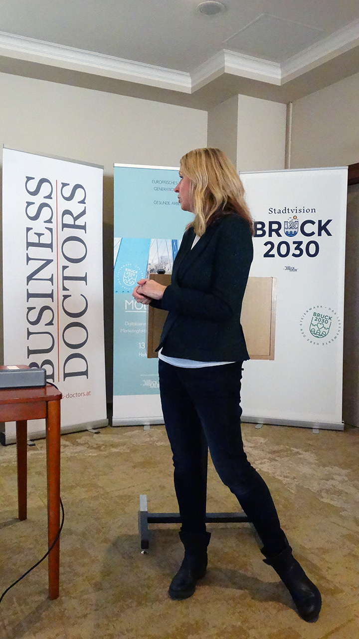 6. Symposium Bruck an der Mur - DI (FH) Katja Edlinger (Teacher Engagement Manager - Microsoft) beeindruckt mit Ihrem Vortrag zum Thema "Learning Hub – das digitale Klassenzimmer" das fachkundige Publikum